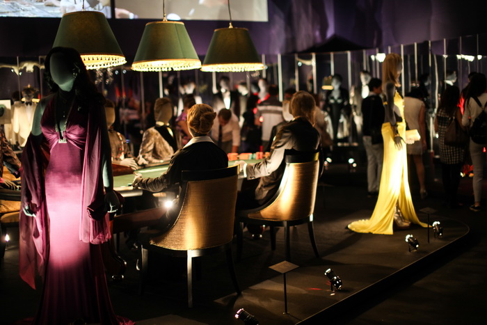 Designing 007: Fifty Years of Bond Style. Открытие, кадр 24